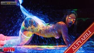 Abella Danger, Götüne Pompalatıyor