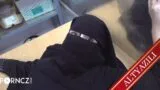 Çarşaflı Kız, Patrona Veriyor