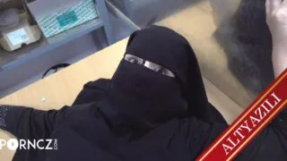 Çarşaflı Kız, Patrona Veriyor