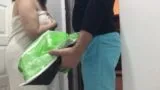 Bornozlu Türk Kadın, Kuryeyi Çıldırtıyor