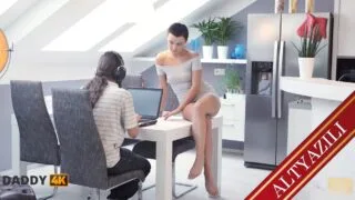 İlgisiz Kocasını Kayınpederiyle Aldatıyor