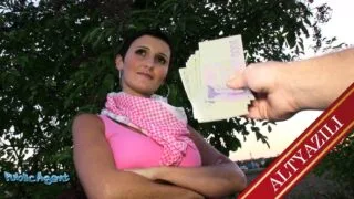 TV’de Ünlü Olmak İçin Veren Kız