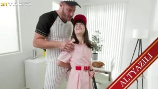 1.50’lik Kız, Hünerlerini Gösteriyor